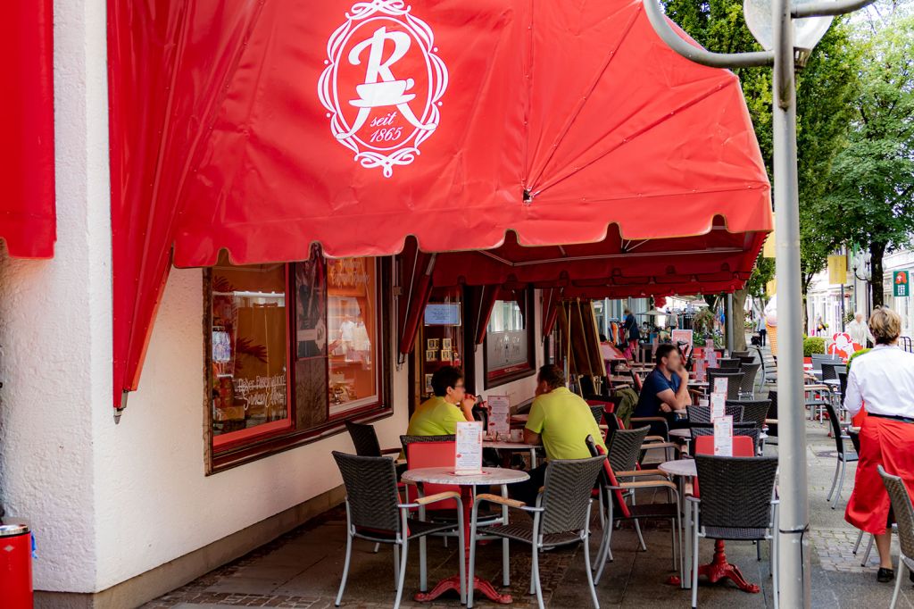 Draußen  genießen - Vor dem Café gibt es genügend Sitzgelegenheiten, um den leckeren Kuchen zu genießen. - © alpintreff.de - Christian Schön